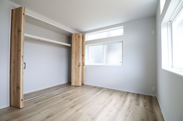 横芝光町横芝L区／9.68ｋｗ太陽光発電システム付　新築一戸建の洋室|収納豊富な角部屋主寝室です！