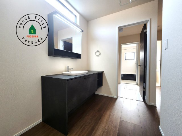 糟屋郡篠栗町庄5丁目第1-1棟（1号棟）の内観：施工例|ゆとりの洗面スペースで朝の身支度もスムーズに。暮らしを快適に変えるシャワー付洗面台です！