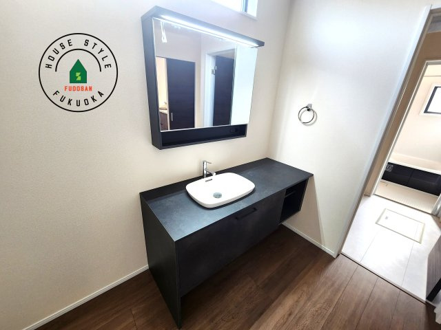 糟屋郡篠栗町庄5丁目第1-1棟（1号棟）の内観：施工例|毎日使うものだから清潔な空間を保ちたい水回り。洗面にはそんな願いを解消させてくれる収納アイデアが満載です。三面鏡の裏側にはキャビネットが現れ小物から背の高い物まで収納できます。