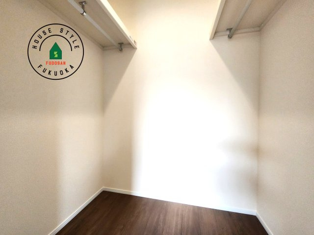 糟屋郡篠栗町庄5丁目第1-1棟（1号棟）の内観：施工例|洋服や大きな荷物が多い方や人数の多いご家族などは、一般的なクローゼットよりもウォークインクローゼットのほうが使い勝手が良いです。