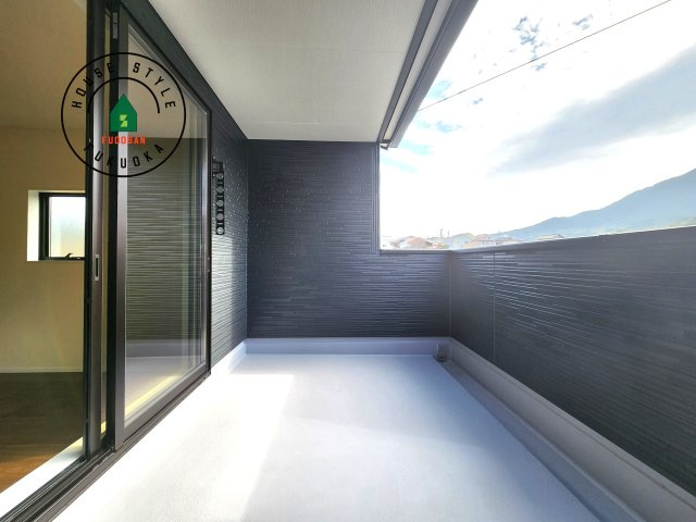 糟屋郡篠栗町庄5丁目第1-1棟（1号棟）の外観：施工例|風をしっかりと感じられるバルコニーでは、毎日が洗濯日和です。広々としているので洗濯も楽しくなるでしょうし、気分転換にバルコニーからの眺めを楽しむのもいいでしょう。