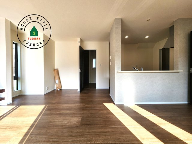 糟屋郡篠栗町庄5丁目第1-1棟（1号棟）の内観：施工例|キッチンからリビングをしっかり確認できます。家族の笑顔があふれる空間になりそうですね。