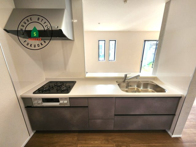 糟屋郡篠栗町庄5丁目第1-1棟（1号棟）の内観：施工例|ご家族を近くに感じられる対面キッチンのLDK。会話もはずみそうですね。