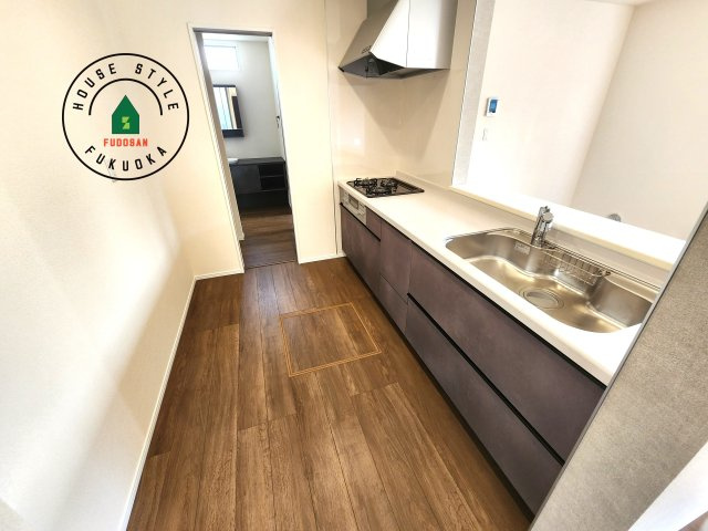 糟屋郡篠栗町庄5丁目第1-1棟（1号棟）の内観：施工例|ダイニングテーブルへの配膳がラクラク、お料理はかどるカウンター付きシステムキッチン！