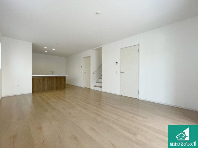 25(土)26(日)29(祝)現地説明会　城陽市寺田尼塚　全2邸の居間・リビング|日当たり良好の明るいリビングで朝の目覚めもスッキリできそう！対面キッチンでご家族のコミュニケーションも自然と増える設計！小さなお子様が遊ぶスペースを作っても広々とくつろげるLDK！