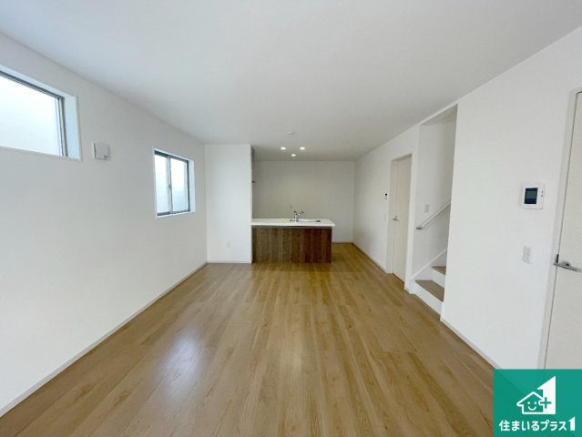 25(土)26(日)29(祝)現地説明会　城陽市寺田尼塚　全2邸の居間・リビング|シンプルなリビングは、観葉植物等のインテリアを楽しめますね！パパ好みにも、ママ好みにも家具次第で雰囲気を変えることができます！