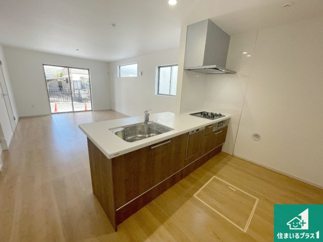 25(土)26(日)29(祝)現地説明会　城陽市寺田尼塚　全2邸のキッチン|リビングと統一感があり、使い勝手のいいキッチン。広々としているので、二人並んで作業が出来ちゃいます。お子様と一緒に色々なお料理に挑戦できるスペースがあります。