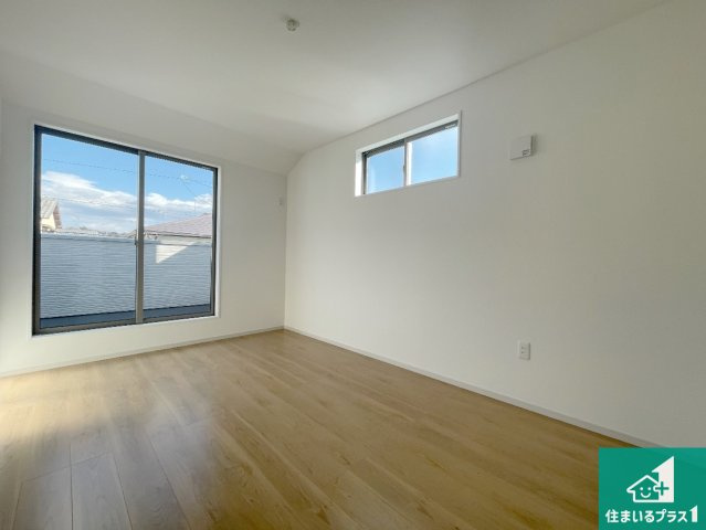 25(土)26(日)29(祝)現地説明会　城陽市寺田尼塚　全2邸の洋室|シンプルな洋室は、自分好みのインテリアが楽しめます♪ご家族とインテリアや家具を選びに行くのは新築購入時の醍醐味の一つです。ぜひお楽しみください♪