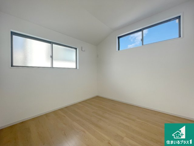 25(土)26(日)29(祝)現地説明会　城陽市寺田尼塚　全2邸の洋室|シンプルな洋室は、自分好みのインテリアが楽しめます♪ご家族とインテリアや家具を選びに行くのは新築購入時の醍醐味の一つです。ぜひお楽しみください♪