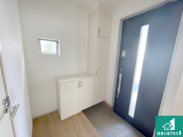 25(土)26(日)29(祝)現地説明会　城陽市寺田尼塚　全2邸の玄関|シューズボックスにはたくさんの靴が収納できるので玄関周りはいつもスッキリ！ご家族が増えても安心！