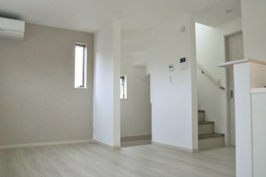 練馬区南田中1丁目の居間・リビング|2021年築　築浅美戸建　練馬区南田中1丁目　閑静な住宅地エリア
2階建　3LDK　大型ファミリークロゼット　ルーフバルコニー　カースペース付
室内大変綺麗にお使いです♪♪