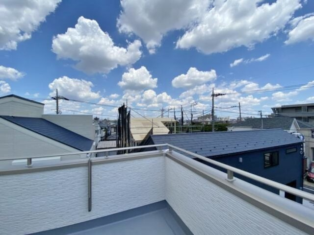 練馬区南田中1丁目のバルコニー|気持ちの良い青空が望める広々としたルーフバルコニー付
ご家族だけのプライベートアウトドアリビングとしてもお使いいただけます
陽当り良好なのでお洗濯物もしっかりと乾きます