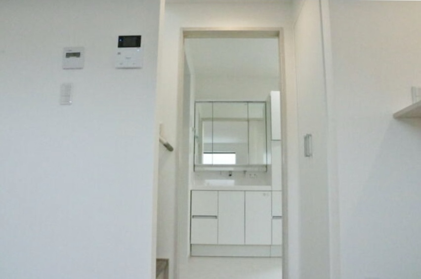 練馬区南田中1丁目の洗面所|ゆったりとした洗面スペースには使い勝手の良い3面鏡洗面化粧台完備
収納付きでスッキリとお使いいただけます