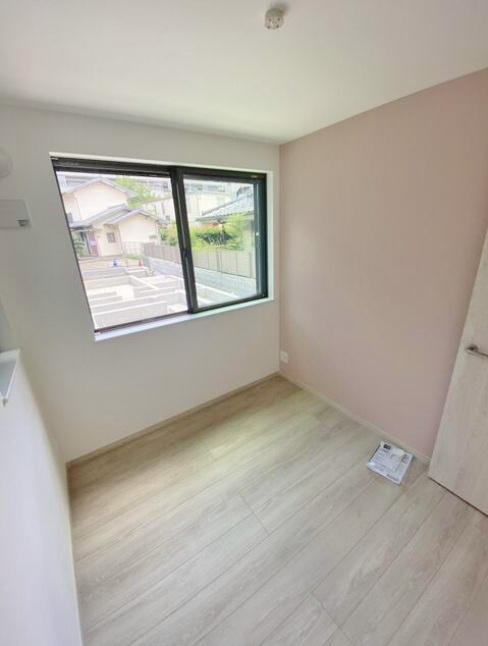 練馬区南田中1丁目の洋室|1階洋室
1階には居室が3部屋＋大型のファミリークローゼットを完備しております
衣類の他にもしっかりと収納いただけます