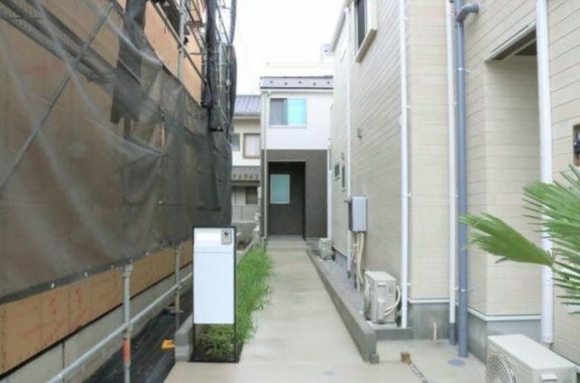 練馬区南田中1丁目の外観|スタイリッシュな外観が魅力的♪♪
カースペース＋玄関までのゆったりとした美しいアプローチ
お留守の時に便利な宅配ボックス付です