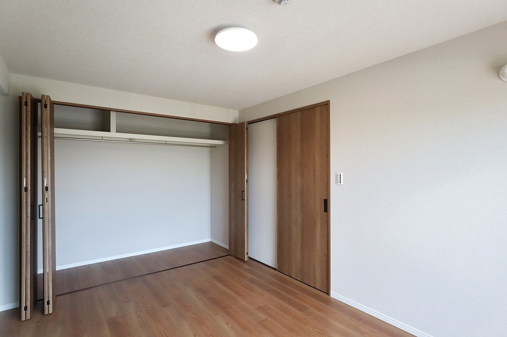 エンゼルハイムリバーサイド武庫川の洋室|-洋室6.9帖-
全居室収納スペース有。クローゼット収納付きで、お部屋がすっきり片付きます。