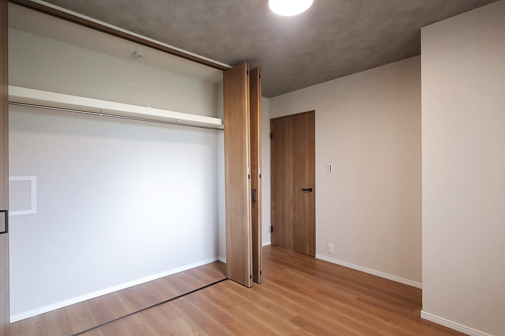 エンゼルハイムリバーサイド武庫川の洋室|-洋室6.2帖-
全居室収納スペース有。クローゼット収納付きで、お部屋がすっきり片付きます。