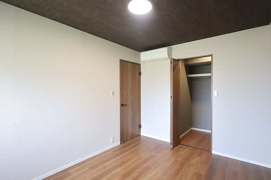 エンゼルハイムリバーサイド武庫川の洋室|-洋室7.5帖-
全居室収納スペース有。クローゼット収納付きで、お部屋がすっきり片付きます。