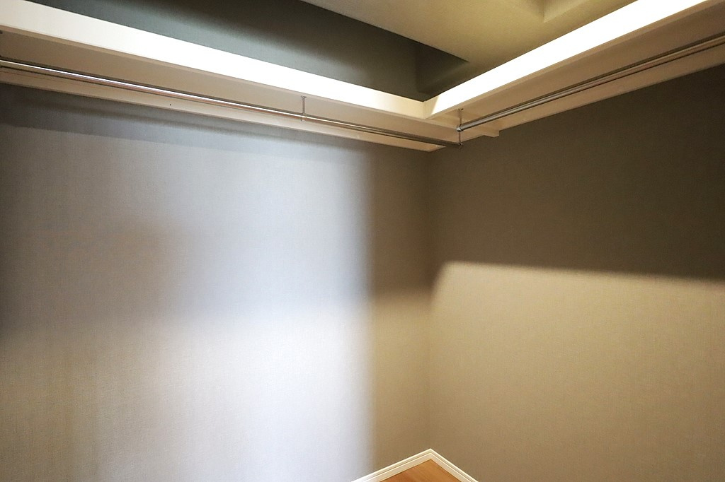 エンゼルハイムリバーサイド武庫川の洋室|-洋室7.5帖-
WICL付。ダウンライトを設け、ハンガーレールに枕棚を設置することで明るく見やすい大容量収納を実現しています。