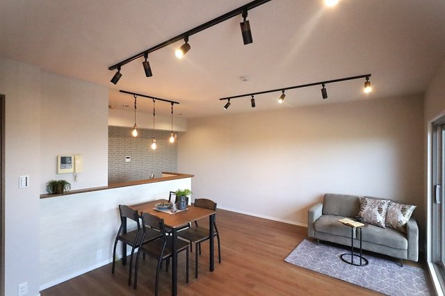 エンゼルハイムリバーサイド武庫川の居間・リビング|ご家族みんなで寛げるLDKの空間。 リフォームの際にクロス・フローリング張替済の為、室内大変美麗です。 ぜひ一度、ご内覧ください。