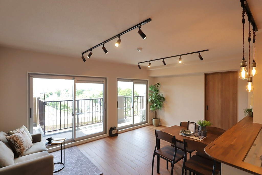 エンゼルハイムリバーサイド武庫川の居間・リビング|リビングは家族全員の集まる憩いの場。
この場所を通じて家族の楽しい会話が聞こえてきそうなリビングです。