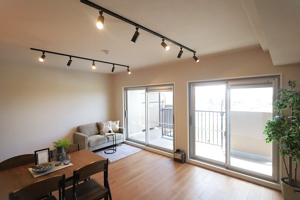 エンゼルハイムリバーサイド武庫川の居間・リビング|明るい陽が差し込む広々としたリビングは
家族のコミュニケーションが自然に増える間取りです。