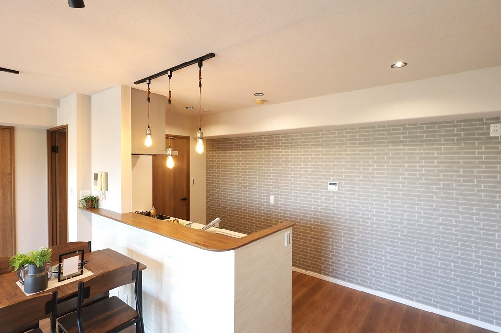 エンゼルハイムリバーサイド武庫川の居間・リビング|LDKは家族みんなの快適空間！アクセントクロスがポイントで、お洒落で落ち着いた空間になっています。お食事をしたり、おしゃべりしたり、皆の夢が叶います。
