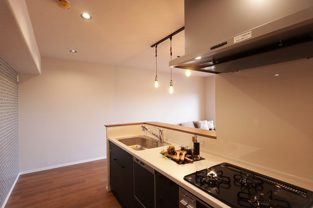 エンゼルハイムリバーサイド武庫川のキッチン|新規交換済みのシステムキッチン◎3口コンロでお料理の幅が広がります。 上下に収納があり収納豊富なため、常にすっきり保つことが出来ます。