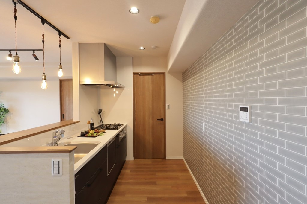 エンゼルハイムリバーサイド武庫川のキッチン|キッチンに3口コンロ、グリルなどが備え付けられています！食器洗いの手間が省けて家事の時短が期待できる食洗機。手洗いよりも洗浄力が高く、節水効果も期待できる優れた設備です◎