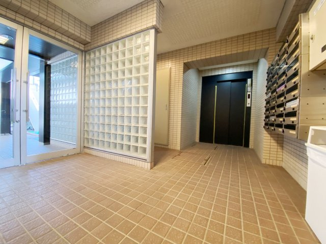 エヌエフ中浦和のエントランス