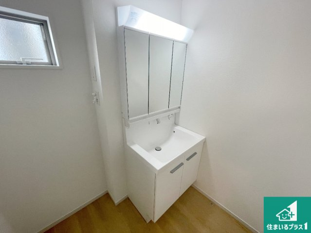 城陽市寺田尼塚　第1期　新築一戸建ての独立洗面台|清潔感のある洗面台です。フラットな鏡は掃除がしやすく毎日清潔！鏡裏には収納があるのでスッキリとした洗面台が保てます。