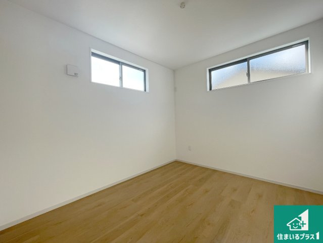 城陽市寺田尼塚　第1期　新築一戸建ての洋室|シンプルな洋室は、自分好みのインテリアが楽しめます♪ご家族とインテリアや家具を選びに行くのは新築購入時の醍醐味の一つです。ぜひお楽しみください♪