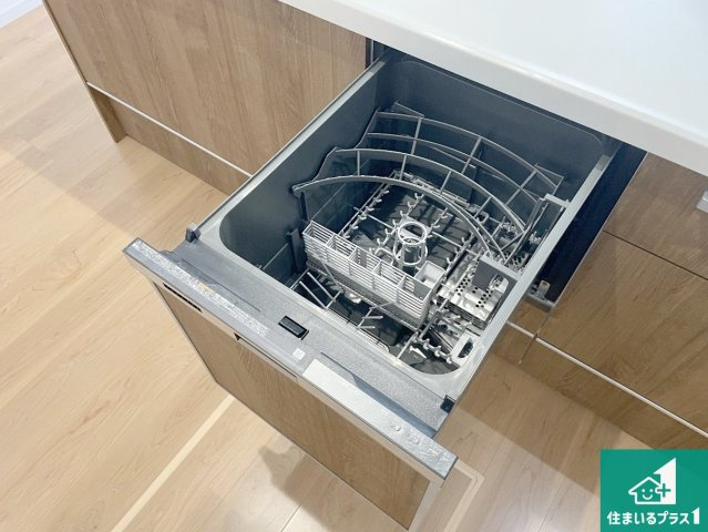 城陽市寺田尼塚　第1期　新築一戸建ての設備|食事後の一仕事、食器洗いをボタン一つでお任せできちゃいます！場所を取らないビルトイン式なので、お料理スペースもしっかり確保！