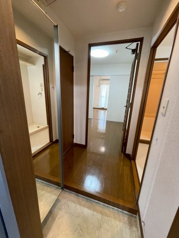 久留米市津福本町の賃貸マンションの玄関