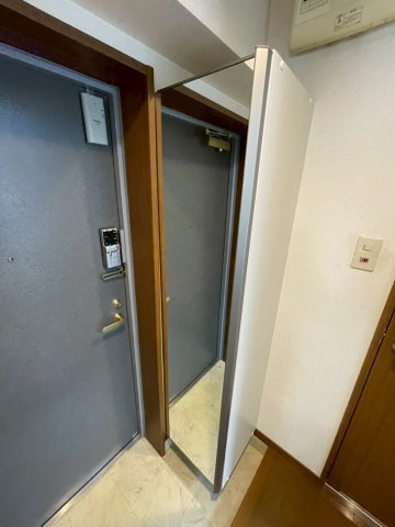 久留米市津福本町の賃貸マンションの玄関