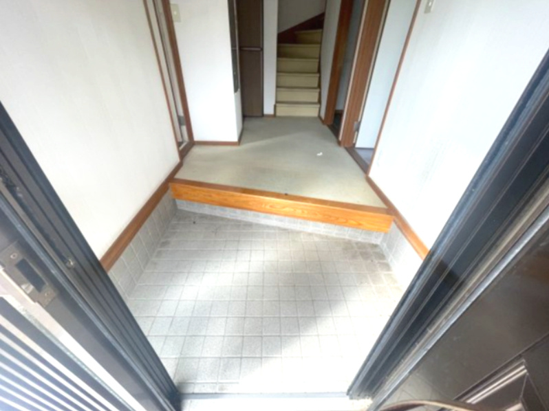 近江八幡市北津田町中古戸建の玄関