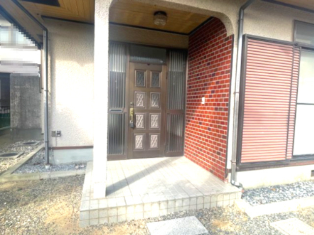 近江八幡市北津田町中古戸建の玄関