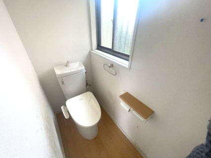 近江八幡市北津田町中古戸建のトイレ