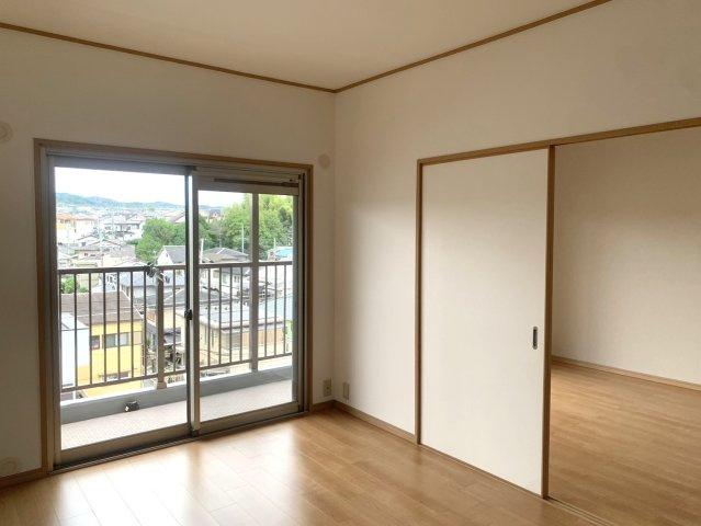 ◆２沿線利用可能◆陽当たり・通風良好の３ＬＤＫ◆複層ガラス採用◆宇治大久保コープＡ棟の居間・リビング|リビング