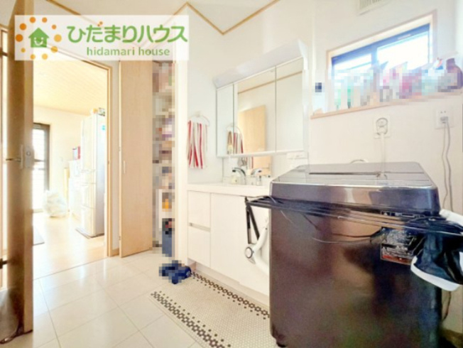 【独立洗面台】 | つくば市学園南３丁目　中古戸建 | ゆったりとした洗面所には物入れを完備！タオルや洗剤をしまえます(^^)/