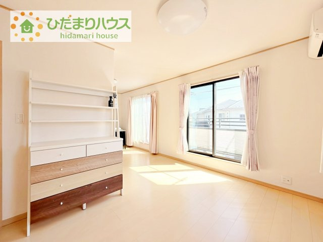 【寝室】 | つくば市学園南３丁目　中古戸建 | 窓が多く、明るい空間を演出してくれます(*^^*)