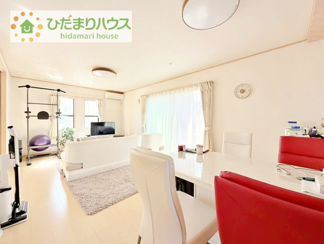 【居間・リビング】 | つくば市学園南３丁目　中古戸建 | リビングの窓からはあたたかな日差しが差し込みます(*'▽')