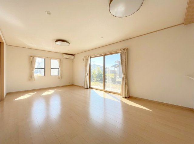 【居間・リビング】 | つくば市学園南３丁目　中古戸建 | リビングの窓からはあたたかな日差しが差し込みます(*'▽')
※AIによる空き家の場合のイメージ加工をしております