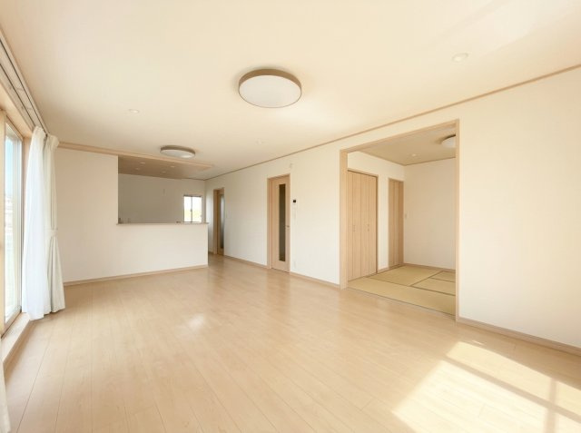 【居間・リビング】 | つくば市学園南３丁目　中古戸建 | お子様が元気に遊べる広々としたリビングです！
※AIによる空き家の場合のイメージ加工をしております