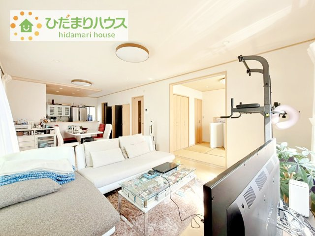 【居間・リビング】 | つくば市学園南３丁目　中古戸建 | お子様が元気に遊べる広々としたリビングです！
