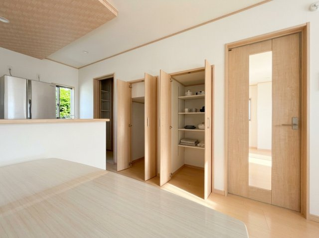 【収納】 | つくば市学園南３丁目　中古戸建 | ちょこっとした収納があることで、消耗品のストックをするのにも便利です☆
※AIによる空き家の場合のイメージ加工をしております