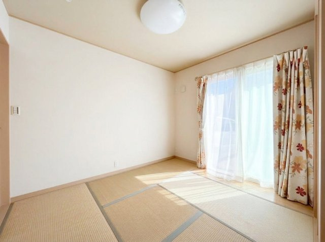 【和室】 | つくば市学園南３丁目　中古戸建 | リビング横には、お子様の遊び場にもなる和室が隣接。小さなお子さまにはフローリングよりもやわらかい畳の方が安心です♪