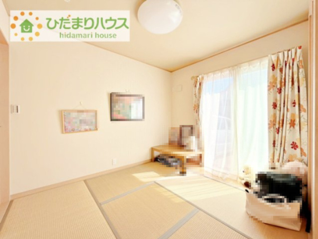 【和室】 | つくば市学園南３丁目　中古戸建 | リビング横には、お子様の遊び場にもなる和室が隣接。小さなお子さまにはフローリングよりもやわらかい畳の方が安心です♪