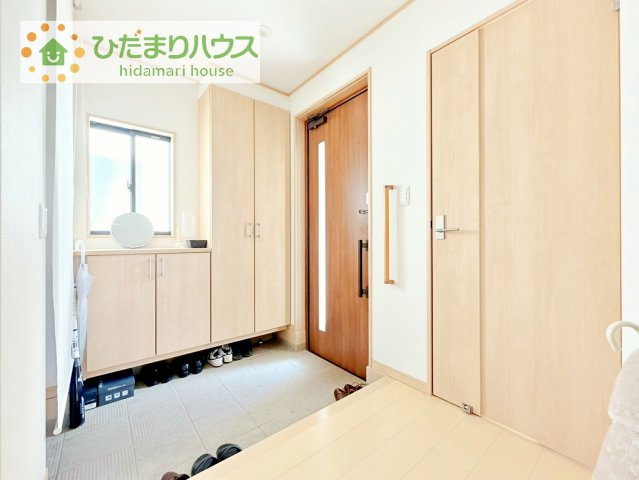 【玄関】 | つくば市学園南３丁目　中古戸建 | 玄関が広いので親子で並んで仲良く靴が履けますね(^^)/