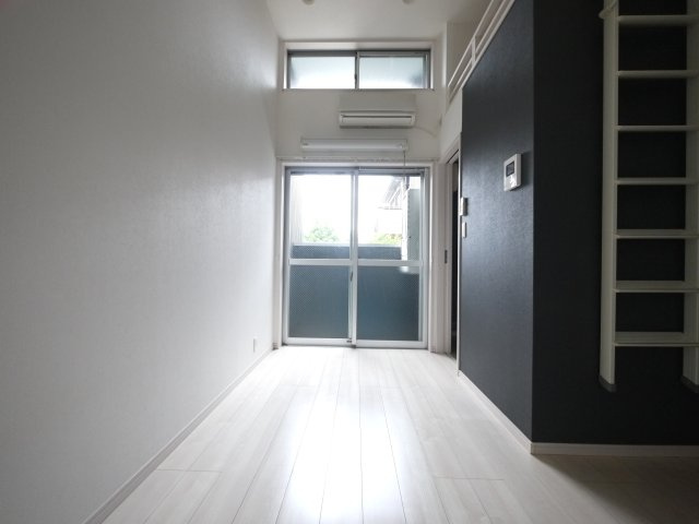 エスポワール三山の居間・リビング|ロフト付きのデザイナーズアパートです！